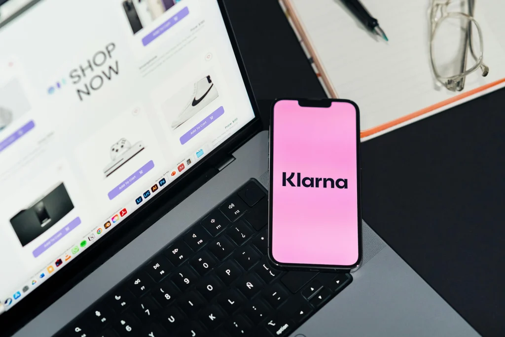 A Picture of a mobile phone showing the Klarna logo